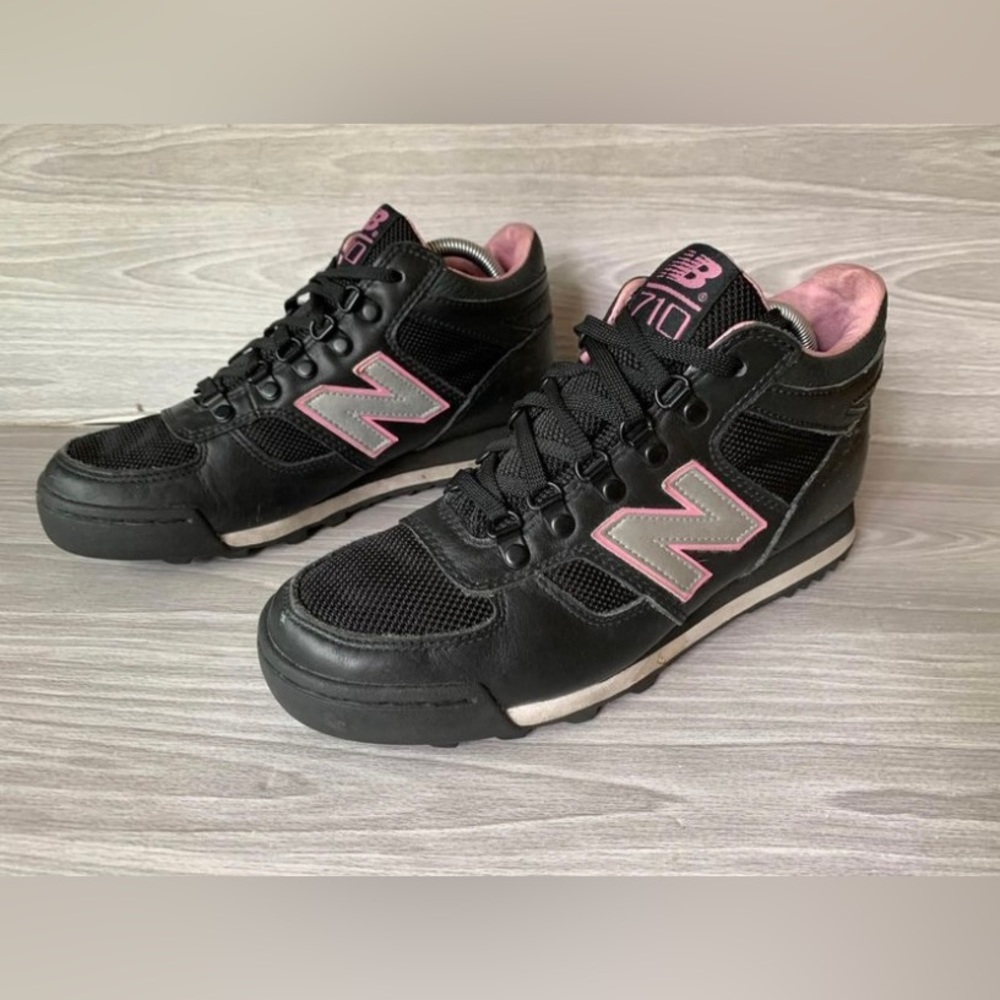 New Balance 710 Womens Size 9.5 US Gray Pink Hiking Trail Shoes Boots.